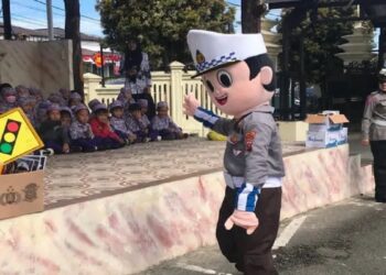 Edukasi Aturan Lalu Lintas, Polres Bukittinggi Hadirkan Boneka Polsanak