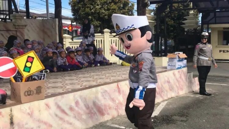 Polres Bukittinggi melakukan cara unik untuk memberikan ilmu pengetahuan dasar tentang aturan lalu lintas kepada pelajar melalui penyampaian sosialisasi oleh Polsanak (Polisi Sahabat Anak) (Antara/Alfatah)