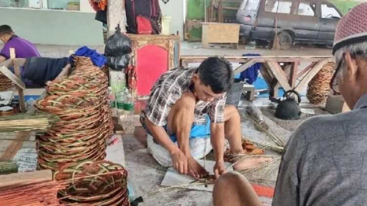 Dari Hasil Kegiatan Wirausaha Napi, Lapas Padang Sudah Setor Rp20 Juta ke Negara 1 Sejumlah warga binaan Lapas Padang tengah mengerjakan tatakan buah dari anyaman lidi di bengkel kerja Lapas Padang. (ANTARA/ Fathul Abdi)