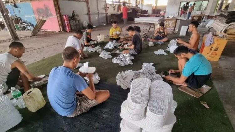 Warga Binaan Lapas Padang tengah mengerjakan sendal di bengkel kerja milik Lapas Padang. ANTARA/FathulAbdi