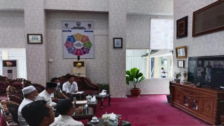 BNPB Bantu 1.111 Rumah Rusak Berat Gempa Pasbar, Satunya Dapat Rp50 Juta 1 Pemkab Pasaman Barat saat menggelar rapat koordinasi dengan BNPB terkait masalah data rumah rusak berat gempa di daerah itu yang terjadi pada 25 Februari 2022. (Antara/Altas Maulana)