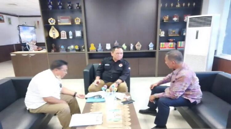 Deputi Rehabilitasi dan Rekonstruksi BNPB (tengah) di ruangan kerjanya menerima kedatangan Bupati Pesisir Selatan Rusma Yul Anwar (kanan) dan Kepala BPBD Doni Gusrizal (kiri). (ANTARA)