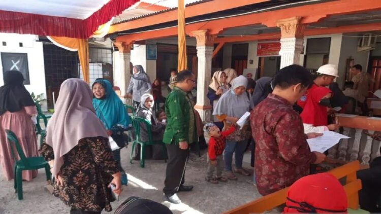 Dinsos Kota Payakumbuh saat memantau proses penyaluran BLT BBM dari APBN di Kantor Pos Payakumbuh. (ANTARA/ist)