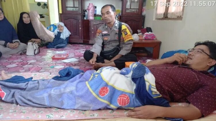 Ditembak di Paha Kanan, Begini Kondisi Terkini Korban Perampokan di Agam 1 Anggota Polsek Matua sedang membezuk korban. (ANTARA/Dok Polres Agam)