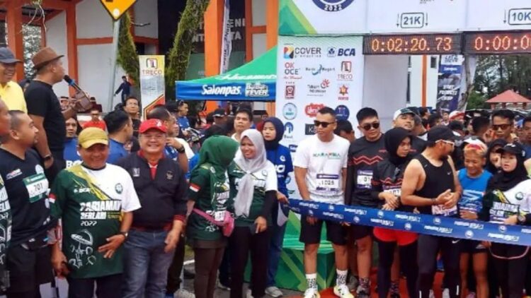 Dorong Kunjungan Wisatawan, Ratusan Atlet Ikuti Pariaman Berlari 1 Peserta Pariaman Berlari di Kota Pariaman, Sumbar menunggu aba-aba lomba dimulai. (ANTARA/Istimewa)