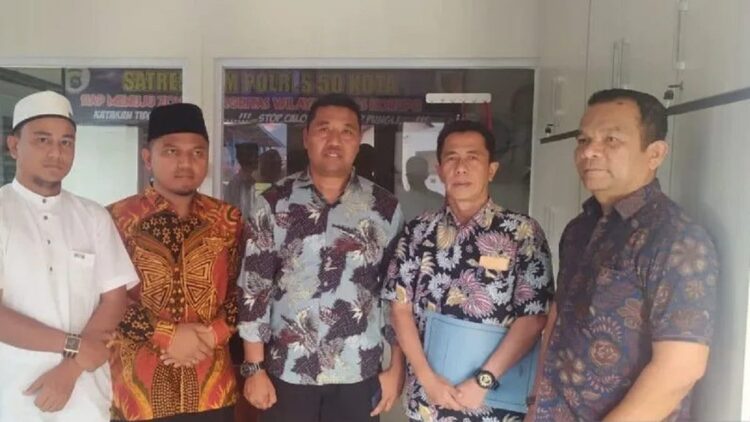 Orangtua korban, pengurus Ponpes ICBS, dan Kasat Reskrim Polres Limapuluh Kota AKP Syafrinaldi usai penandatanganan pencabutan laporan pengaduan tentang dugaan tindak pidana kekerasan terhadap anak di bawah umur. (ANTARA/dok pribadi)