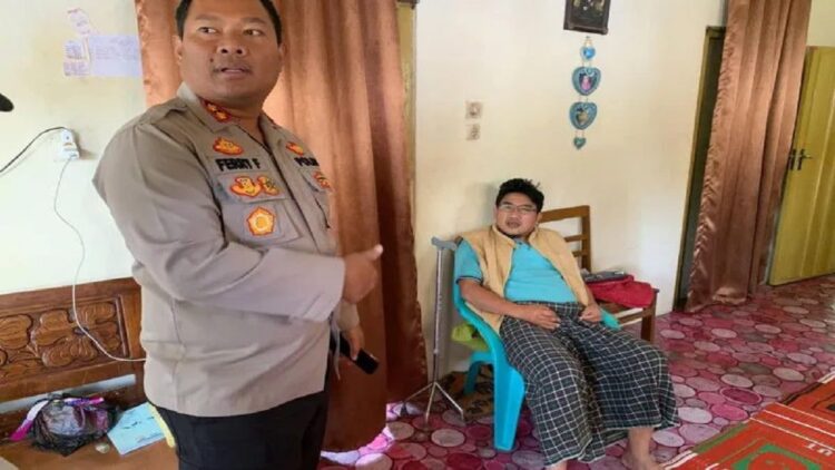 Polisi Siapkan Tim Khusus Buru Rampok Pedagang Emas di Agam 1 Kapolres Agam AKBP Ferry Ferdian sedang membezuk korban. Dok Humas Polres Agam