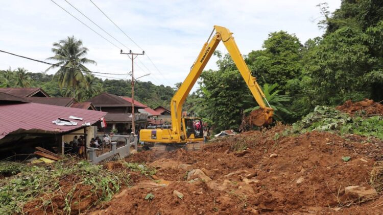 BPBD Padang Laporkan 16 Titik Terdampak Banjir, Longsor dan Pohon Tumbang 1 Alat berat mengevakuasi material longsor yang menghantam sejumlah daerah di Padang. (IST)