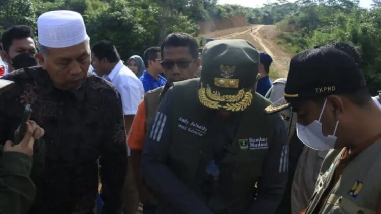 Pemprov Sumbar Dorong Pembangunan Jembatan ke Pelabuhan Teluk Tapang Dipercepat 1 Wakil Gubernur Sumbar Audy Joinaldy didampingi Bupati Pasaman Barat Hamsuardi saat meninjau kondisi jalan menuju Pelabuhan Teluk Tapang Air Bangis. (Antara/Altas Maulana)