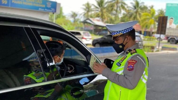 Tim gabungan melakukan razia untuk menjaring kendaraan yang mati pajak. (ANTARA/Bapenda Sumbar)