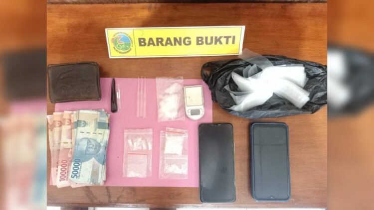 Barang bukti narkoba yang diamankan dari dua pengedar di Pasbar. (IST)
