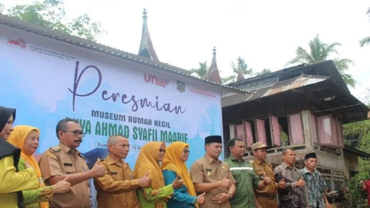 Buya Syafii Maarif Diusulkan jadi Pahlawan Nasional 1 Museum Rumah Kecil Buya Syafii Maarif yang diresmikan di Sumpur Kudus, Sijunjung, Sumatera Barat, Senin (19/9/2022). Kegiatan ini dirintis oleh UM Sumbar yang ikut diresmikan pemda setempat. Syafii Maarif juga segera diusulkan untuk menjadi Pahlawan Nasional dari Sumbar (Antara/Alfatah)
