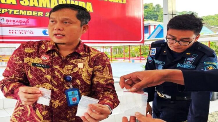 Kalapas Narkotika Kelas Il A Samarinda Hidayat beserta petugas lapas menunjukkan barang haram diduga narkoba jenis sabu-sabu yang berhasil digagalkan penyeludupannya melalui pesawat drone. ANTARA/HO/lapasnarkotikasamarinda.