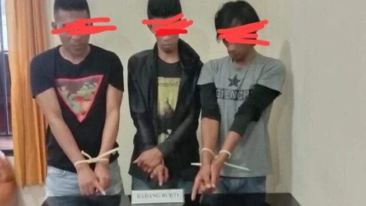 Tiga tersangka penyalahgunaan narkotika beserta barang bukti. (ANTARA/Dok Polres Agam)
