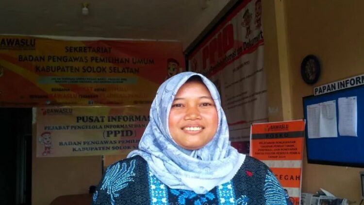 Komisioner Divisi Hukum, Penindakan Pelanggaran dan Sengketa Bawaslu Solok Selatan Suriyanti. Antara/Erik
