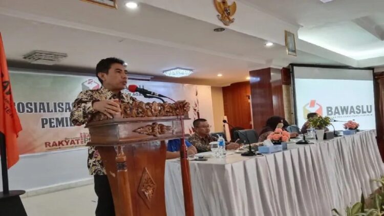 Ketua Bawaslu Agam Elvys sedang memberikan kata sambutan saat sosialisasi di Hotel Sakura Syariah Lubukbasung, Kamis (22/9). Dok Antara/Yusrizal