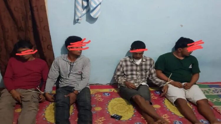 Empat tersangka yang ditangkap saat pesta sabu-sabu. (Antara/HO-Dok Humas Polres Agam)