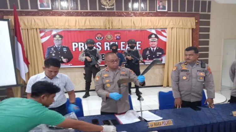 Gegara Saling Ejek, Warga Agam Nekat Habisi Nyawa Gadis di Kebun Sawit 1 Wakapolres Agam Kompol Andrizal Guci sedang menerangkan motif pembunuhan. (Antara/Yusrizal)