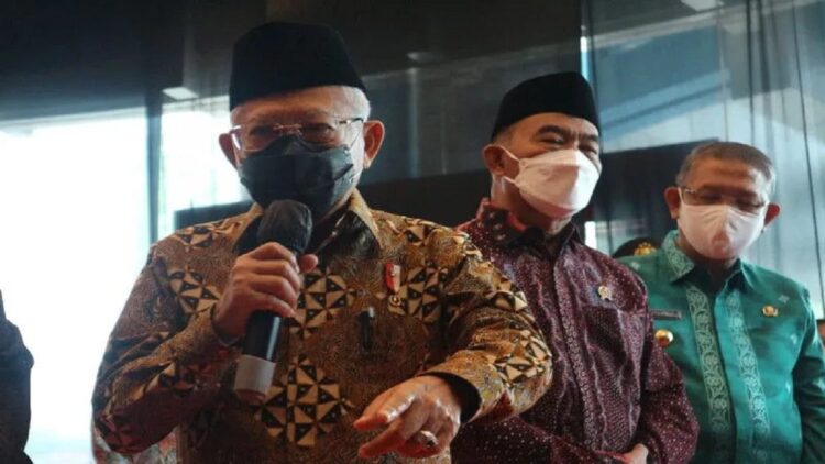 Wakil Presiden, KH Ma'ruf Amin, didampingi Menteri Koordinator bidang Pembangunan Manusia dan Kebudayaan, Muhadjir Effendy, dan Gubernur Kalimantan Barat, Sutarmidji, menyampaikan pernyataan seusai menghadiri peringatan Hari Lahir Nasional Nabi Kong Zi ke-2.573 di Pontianak, Kamis (22/92/2022). ANTARA/Desca L Natalia