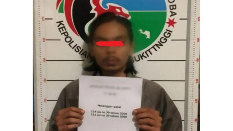 Edarkan 1 Kg Ganja, Seorang Mahasiswa Perguruan Tinggi di Padang Diringkus di Bukittinggi 1 Seorang oknum mahasiswa yang tertangkap dengan barang bukti satu kilogram narkotika jenis ganja, tersangka diketahui akan mengedarkan ganja di lingkungan kampusnya di Kota Padang (Antara/Al Fatah)