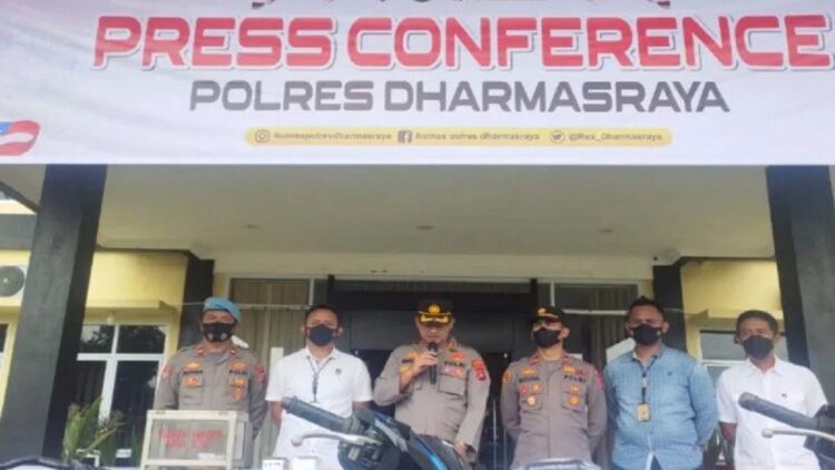 Modusnya Tawarkan Bantuan, Seorang Residivis Curanmor Diringkus Polisi Dharmasraya 1 Kapolres AKBP Nurhadiansya (tengah), Kasat Reskrim Iptu Dwi Angga (dua kiri) memberi keterangan saat jumpa pers pengungkapan kasus pencurian kendaraan bermotor, di halaman Mapolres Dharmasraya, Selasa (6/9/2022). (Antara/Ilka Jensen)