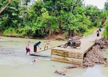 Jembatan putus di Pasaman
