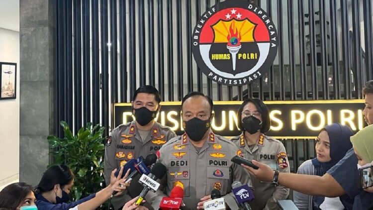 PTDH Ferdy Sambo Jadi Langkah Tegas Polisi dalam Usut Kasus Brigadir J 1 Kadiv Humas Mabes Polri Irjen Dedy Prasetyo saat diwawancarai wartawan terkait kasus Duren Tiga