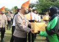 Kapolda Sumbar serahkan paket bansos untuk ojol di Padang