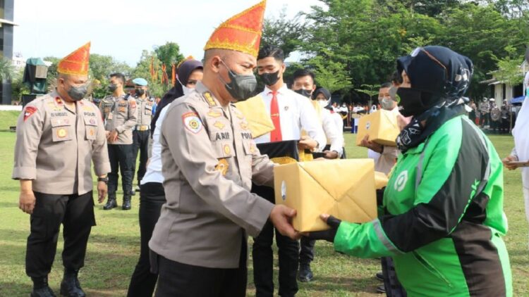 Ribuan Paket Bansos Disalurkan Polda Sumbar untuk Ojol di Padang 1 Kapolda Sumbar serahkan paket bansos untuk ojol di Padang