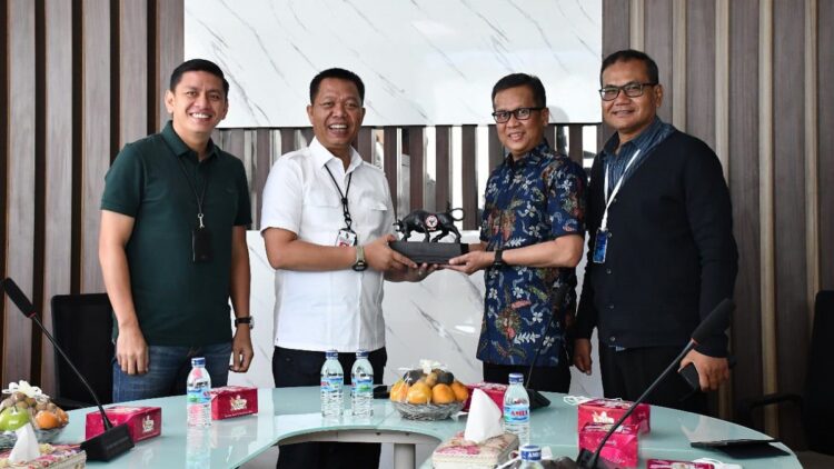 Kepala Dinas PUPR Kota Pekanbaru Indra Pomi Nasution (dua dari kiri) didampingi Sekretaris Dinas PUPR Edward Riansyah (kiri), menerima cinderamata dari PT Semen Padang yang diserahkan oleh Direktur Operasi, Indrieffouny Indra (dua dari kanan) didampingi Kepala Departeman Komunikasi & Hukum Perusahaan PT Semen Padang Iskandar Z Lubis (kanan).