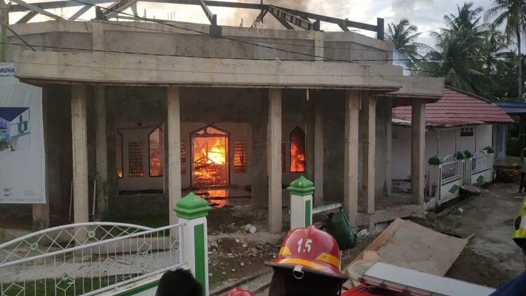 Sebuah Masjid Terbakar di Padang, Api Terlihat dari Kubah 1 Masjid terbakar di Padang