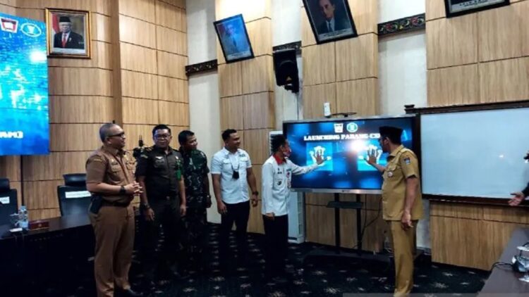 Wali Kota Padang Hendri Septa (kiri) bersama Direktur Keamanan Siber dan Sandi Teknologi Informasi dan Komunikasi, Media, dan Transportasi, Deputi IV BSSN Rinaldy pada peluncuran Tim Tanggap Siber di Padang, Selasa. (Antara)