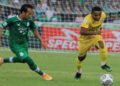 Sayap Semen Padang FC, Pandi Ahmad Lestaluhu saat melewati pemain PSMS