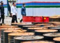 Presiden Jokowi didampingi Sekretaris Kabinet Pramono Anung saat meninjau pabrik aspal PT Wika Bitumen, Buton, Selasa (27/09/2022). (Foto: BPMI Setpres/Laily Rachev)