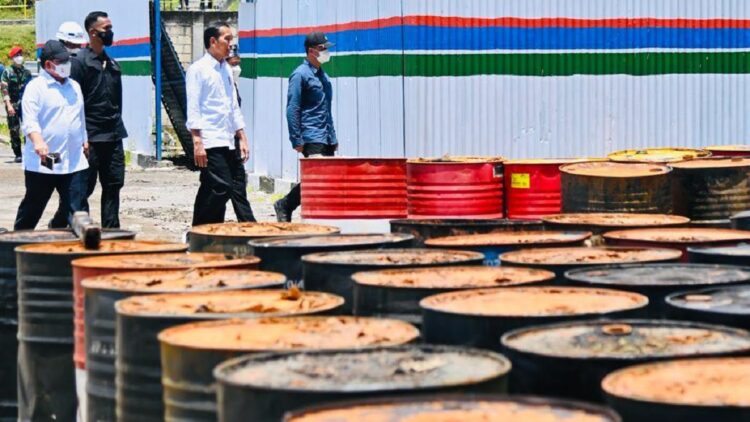 Presiden: Dua Tahun Lagi Tidak Ada Impor Aspal 1 Presiden Jokowi didampingi Sekretaris Kabinet Pramono Anung saat meninjau pabrik aspal PT Wika Bitumen, Buton, Selasa (27/09/2022). (Foto: BPMI Setpres/Laily Rachev)