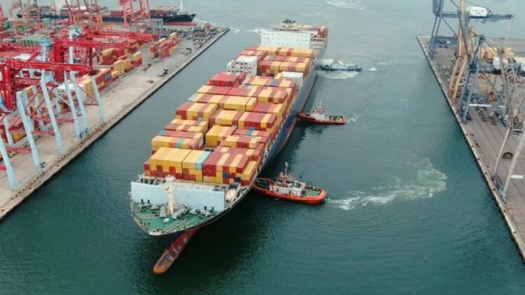 Pembangunan Maritim Harus Diperkuat agar RI jadi Pusat Peradaban Maritim Dunia 1 Kapal petikemas sepanjang 334 meter yang bersandar di Terminal 3 PT IPC Terminal Petikemas, Pelabuhan Tanjung Priok, Jakarta Utara, Kamis (13/1/2022). (ANTARA/ HO- Humas Pelindo)