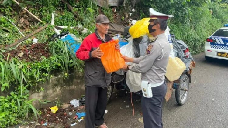 Peringatan HUT Polwan, Satlantas Bukittinggi Bagi Paket Sembako 1 Satlantas Bukittinggi berbagi sembako guna peringati HUT Polwan