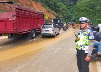 Jalur Padang-Solok Sudah Bisa Dilalui Pasca Pohon Tumbang 15 Satlantas Polresta Padang atur lalu lintas di Jalur Padang-Solok, tepatnya kawasan Sitinjau Lauik