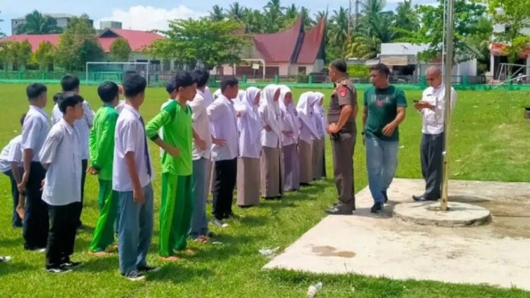 Satpol PP Damkar Agam amankan 26 pelajar bolos di Pantai Tiku