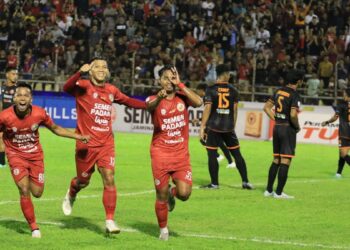 Selebrasi pemain Semen Padang FC Rosad Setiawan usai mencetak gol ke gawang Persiraja