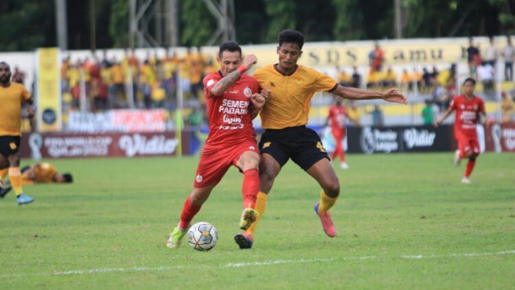 Gol Penalti Selamatkan Semen Padang FC dari Kekalahan 1 Silvio Escobar dibayangi pemain PSDS. Dia berhasil mencetak gol penalti dan menyamakan kedudukan.