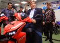 Terkait Latihan Kerja, Wamenaker Minta Pemda dan BPVP Daerah Samakan Frekuensi 6 Wamenaker Afriansyah Noor saat mencoba motor listrik di BPVP Padang