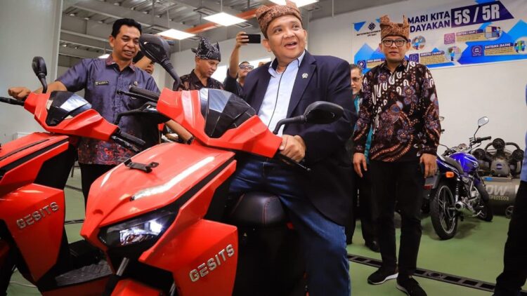 Terkait Latihan Kerja, Wamenaker Minta Pemda dan BPVP Daerah Samakan Frekuensi 1 Wamenaker Afriansyah Noor saat mencoba motor listrik di BPVP Padang