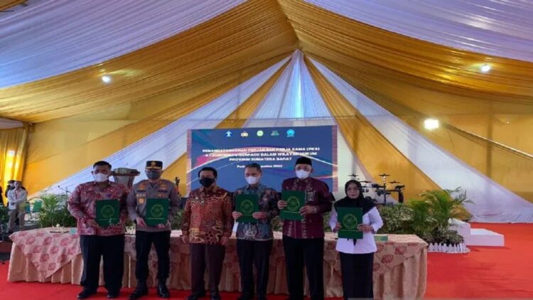 Ketua Mahkamah Agung RI Muhammad Syarifuddin bersama Kapolda Sumbar Irjen Pol Teddy Minahasa, Gubernur Sumbar, Ketua Pengadilan Tinggi secara resmi meluncurkan aplikasi E-Berpadu di Padang, Rabu (31/8). (ANTARA/Mario Sofia Nasution)