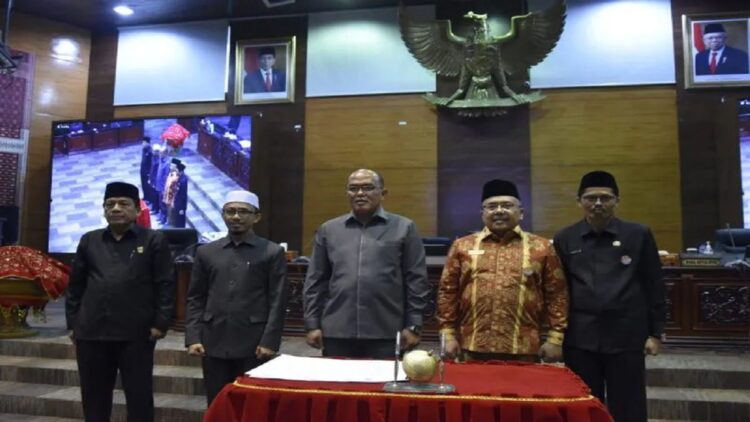 Pemkab-DPRD Sumbar Sepakati Belanja Daerah Naik Rp334,1 M, Ini Rinciannya 1 Sekdaprov Sumbar Hansastri bersama Ketua DPRD Sumbar Supardi didampingi Wakil Ketua DPRD Sumbar Irsyad Safar, Suwirpen Suib, Indra Dt Rajo Lelo dan Sekwan Raflis dalam rapat paripurna di Padang, Kamis (1/9/2022). (ANTARA/HO DPRD Sumatra Barat)