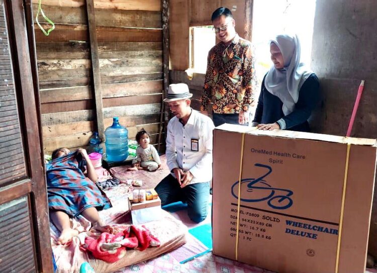 Sahabat Andre Rosiade Serahkan Kursi Roda untuk Warga Dharmasraya 1 “Sahabat Andre” Kabupaten Dharmasraya menyerahkan kursi roda dan uang tunai kepada Sesra Dewita di Koto Besar, Dharmasraya, Kamis (1/9/2022). (IST)