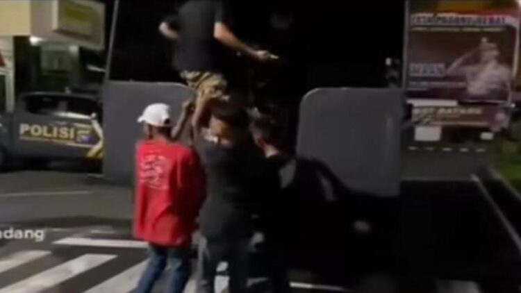 Sejumlah remaja terjaring razia Polresta Padang. (IST)