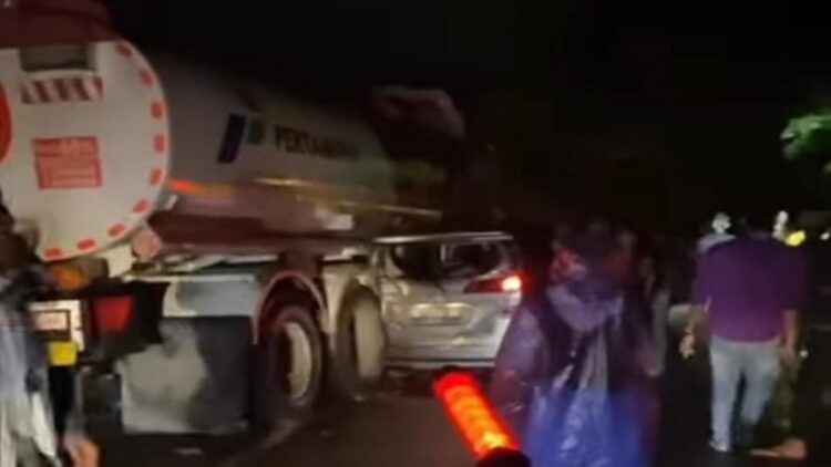 Tabrakan Beruntun di Sitinjau Lauik, Truk Pertamina Seruduk Tiga Kendaraan 1 Diduga rem blong, truk pertamina menabrak tiga kendaraan di Sitinjau Lauik. (IST)