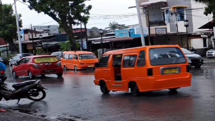 Harga BBM Naik, Sopir Angkot di Padang Inisiatif Naikkan Tarif 1 Pasca kenaikan harga BBM, sopir angkot di Padang mulai menaikkan tarif. (IST)