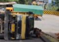 Tak Kuat Menanjak, Truk Bermuatan Sawit Rebah di Sitinjau Lauik